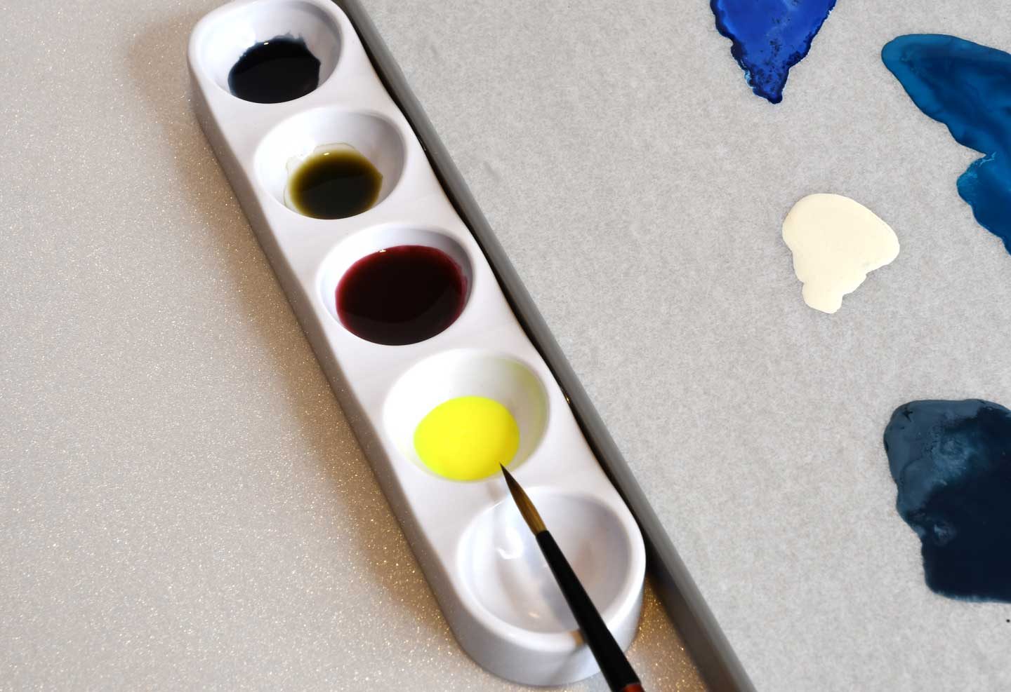 Une palette sèche est une techniqude de peinture historique. Il peut s'agir de n'importe quelle surface sur laquelle vous pouvez appliquer de la peinture acrylique avant de l'appliquer sur un modèle. La palette sèche est « sèche » en ce sens qu'il n'y a pas d'humidité supplémentaire provenant de la palette elle-même. Ce type de palette peut être en bois, en verre, en céramique ou en métal. Une palette sèche pour peindre figurine permet à un artiste de placer de la peinture sur une « surface de travail ». Cela permet au peintre d'ajuster la peinture chargée sur le pinceau. Lisez la suite pour plus de détails sur les raisons pour lesquelles une palette sèche est importante pour peindre les figurines. Et, dans certains cas, supérieure à une palette humide .