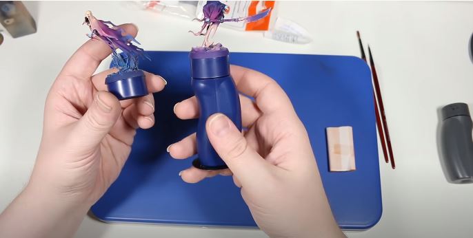 dana-howl-redgrassgames-miniature-holder