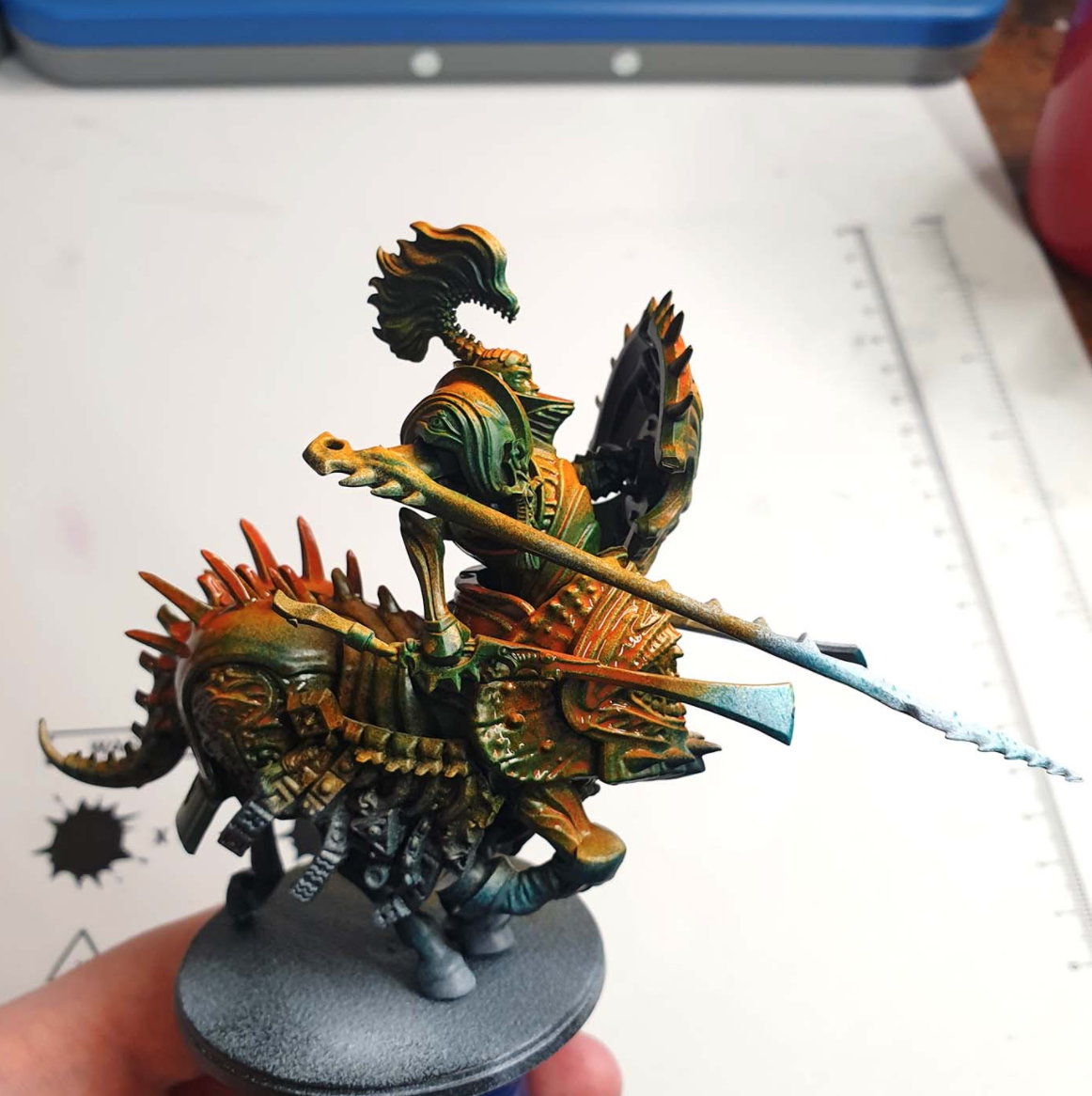 Centaur Avatara Parabellum Conquest miniature apprêtée avec de l'orange et du vert