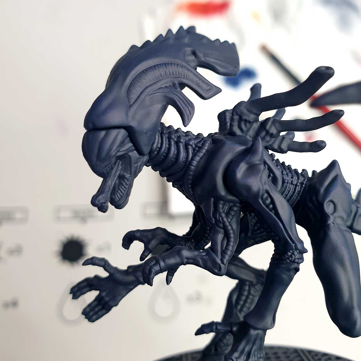 painting alien queen tutorial black-blue priming stage close up