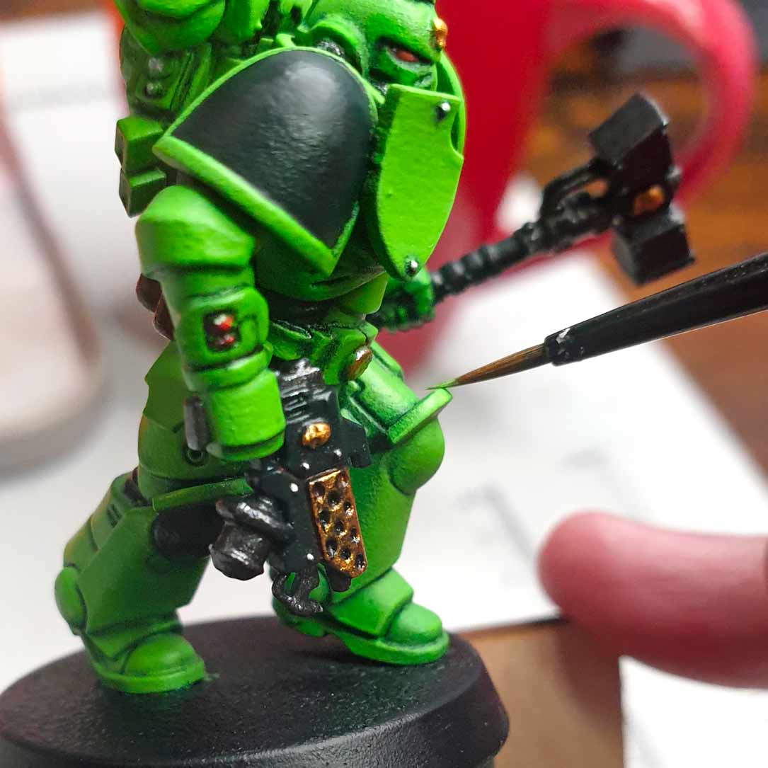 second close up edge highlight space marine guide salamander primaris warhammer 40k games workshop redgrassgames angle of approach and side of brush for best edge highlights