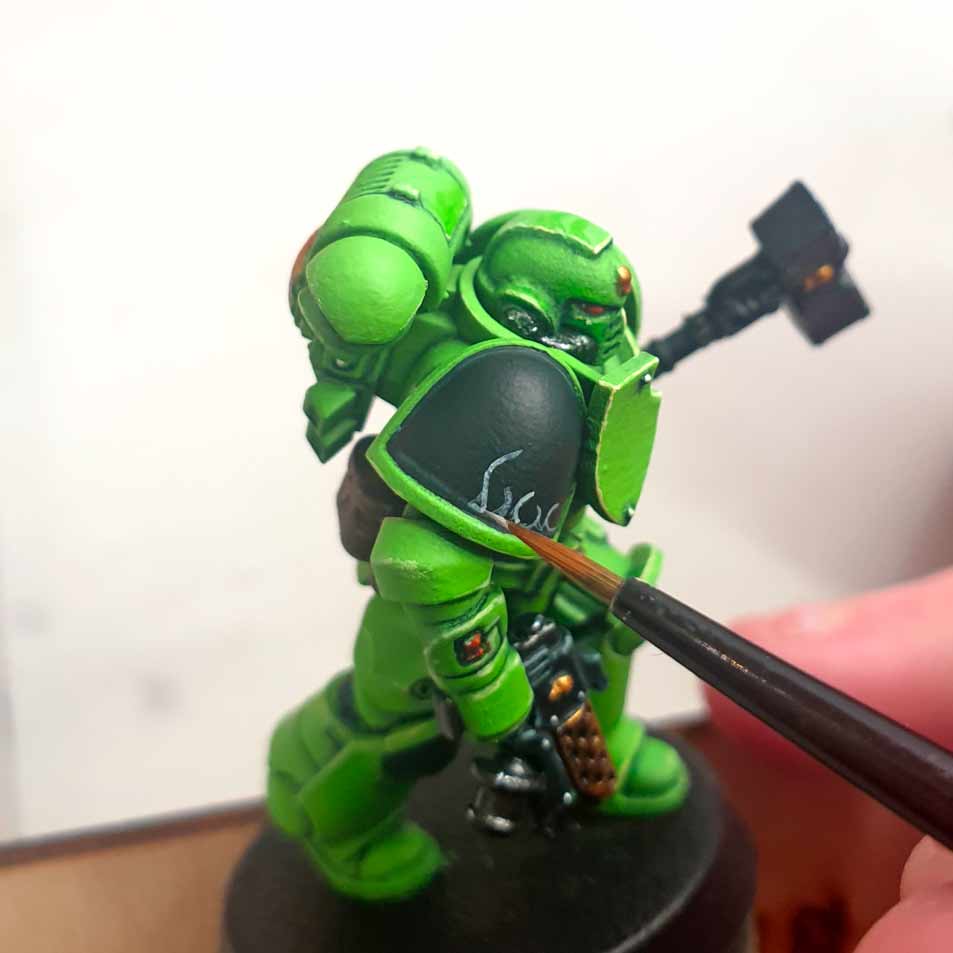 sketching with thinned paints stage freehand space marine guide salamander primaris warhammer 40k games workshop redgrassgames sketching stage close up example brush on model