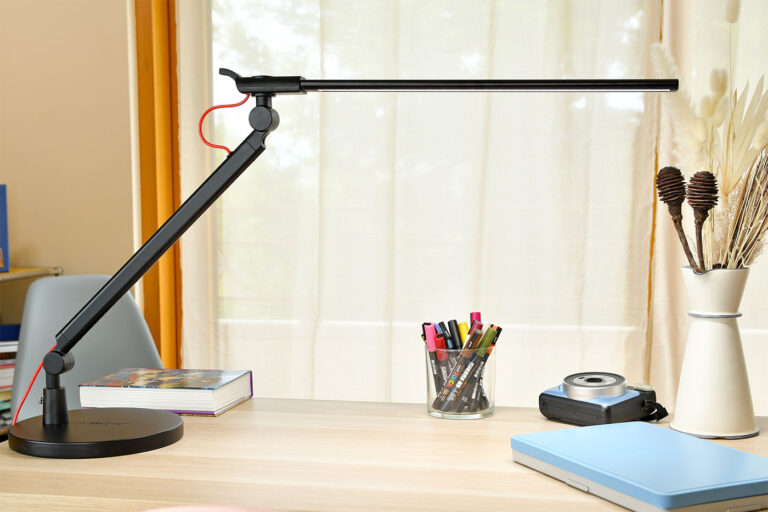 R9 solo desk lamp Redgrasscreative